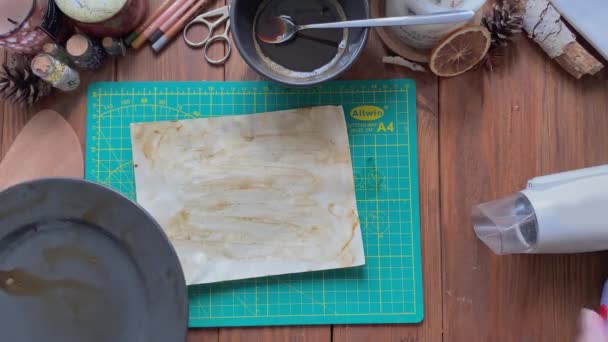 Vrouwelijke Kunstenaar Verf Papier Met Borstel Koffie Droog Het Met — Stockvideo