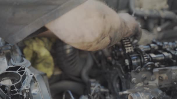 Mechanic Tries Put Chain Pulley Engine His Bare Hands — Video Stock