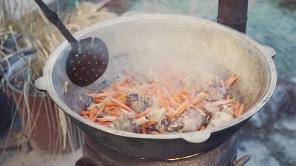 Σεφ Αναμιγνύει Κρέας Λαχανικά Και Λάδι Τρυπητή Κουτάλα Μεγάλο Καζάνι — Αρχείο Βίντεο