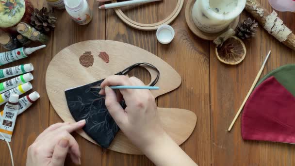 Mujer Dibujar Ramas Hojas Con Pinturas Acrílicas Sobre Tela Máscara — Vídeo de stock