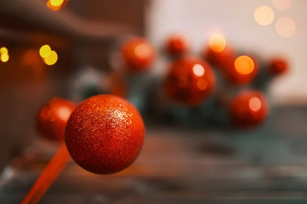 Weihnachten Rote Glitzerkugel Auf Verschwommenem Feiertagshintergrund Festliche Ornamente Karte Mit — Stockfoto