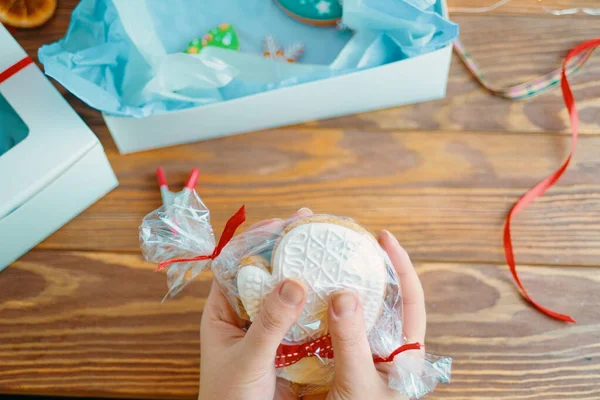 Mädchenhand Hält Weihnachts Lebkuchen Form Von Handschuhen Plätzchen Mit Weißem — Stockfoto