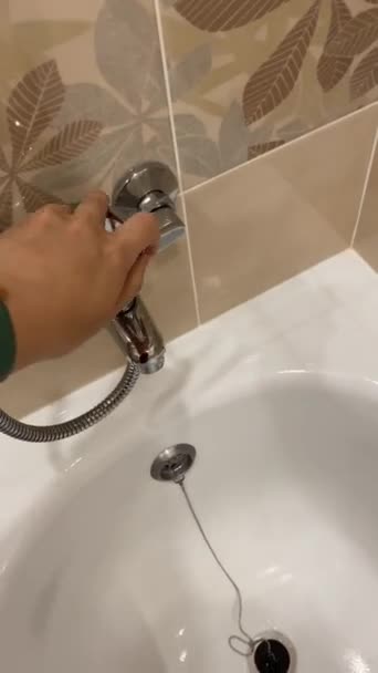 Females Hand Opens Water Tap Draws Water Tub Rubber Stopper — Stockvideo