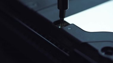 Dizüstü bilgisayar ya da oyun konsolu gibi modern bir elektronik cihazdan torx sökme işleminin makrosu