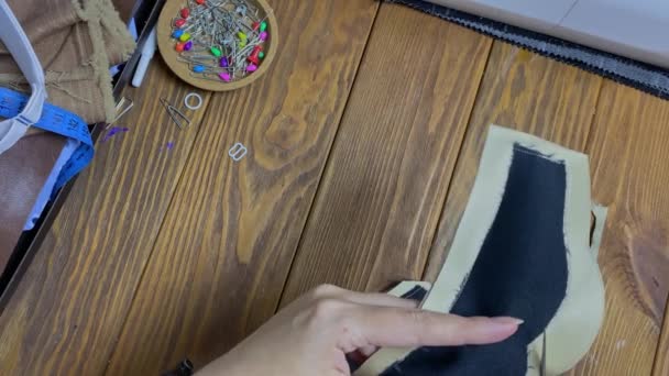 Γυναίκα Βελόνα Φτιάχνει Μια Εθνική Κόμμωση Μορφή Ενός Στέμματος Ραφή — Αρχείο Βίντεο
