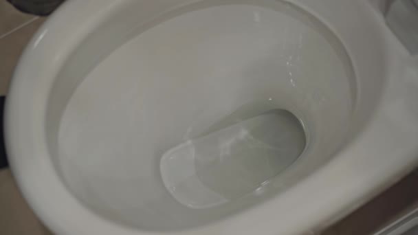 Чоловік Пісяє Туалеті Ванній Погляд Від Першої Особи Домашній Або — стокове відео