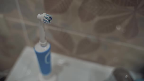 Людина Бере Ванній Електричну Зубну Щітку Акумуляторної Батареї Гаджет Гігієни — стокове відео