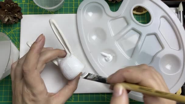 Master Paints Clay Rabbit White Acrylic Plastic Palette Bunny Figure — Stockvideo