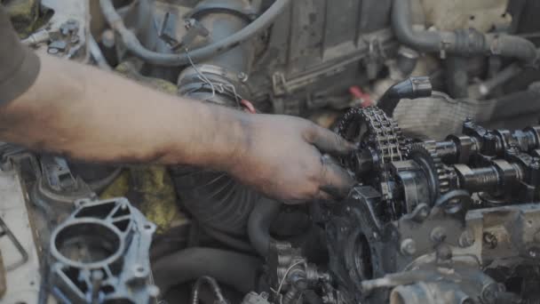Repair Mechanic His Bare Hands Screws Bolt Pulley Camshaft Chain — Stok video