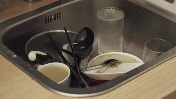 Close Sink Dirty Dishes Family Dinner Mans Hands Takes Sponge — Stock video