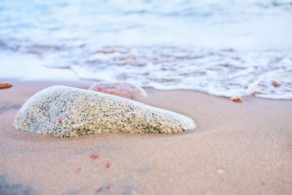 Denizden Gelen Dalgalarla Kumsal Okyanusun Yakınındaki Kumda Kayalar — Stok fotoğraf