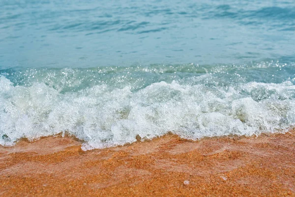 Denizden Gelen Dalgalarla Kumsal Okyanus Suyu Kapanıyor — Stok fotoğraf