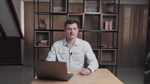 Seriöser Mann Hemd Sitzt Einem Tisch Mit Laptop Und Gibt — Stockvideo