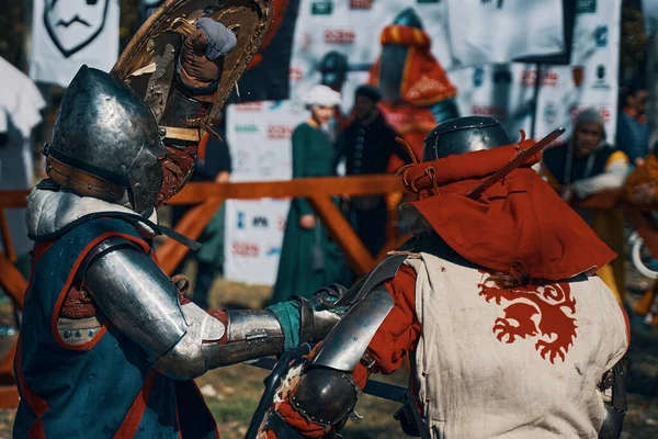 中世纪骑术比赛的重建 来自不同历史俱乐部的两个骑士在竞技场上的战斗 刀剑大战 吉尔吉斯斯坦比什凯克 2019年10月13日 — 图库照片