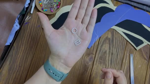 Γυναικεία Χέρια Μετράνε Ένα Υφασμάτινο Πτερύγιο Χάρακα Πλαστικό Μορφή Κορώνας — Αρχείο Βίντεο