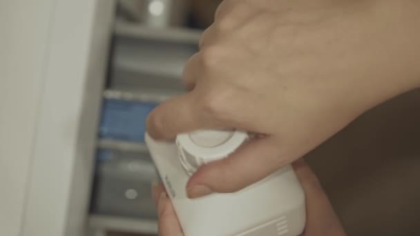 女人的手打开液体洗涤剂 把它倒进洗衣机的盘子里 家庭清洁和卫生 家务活 — 图库视频影像