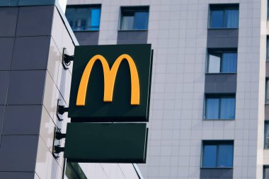 McDonalds sokak tabelası. McDonalds, hamburgerlerin menüsünü yapan küresel bir kafe zinciri. Fast food lokantasının ön cephesinde logo. Saint-Petersburg, Rusya - 31 Ağustos 2021