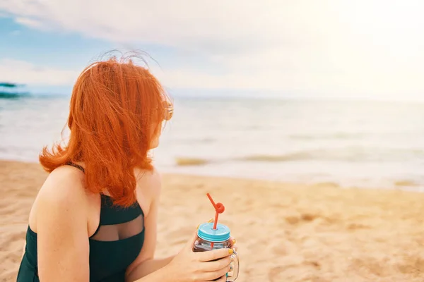 Schattig Meisje Badpak Zit Het Strand Met Cocktail Kijk Naar — Stockfoto