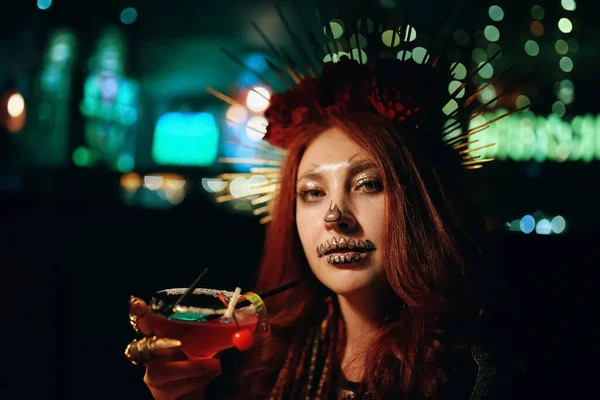 Femme Avec Squelette Maquillage Une Fête Halloween Tient Cocktail Regarde — Photo