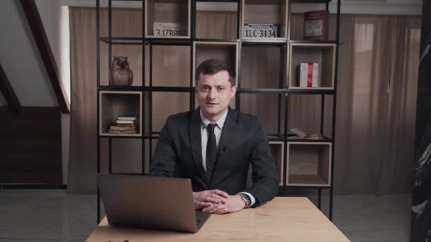 Mann Schwarzen Anzug Vor Laptop Redet Und Lacht Regal Mit — Stockvideo