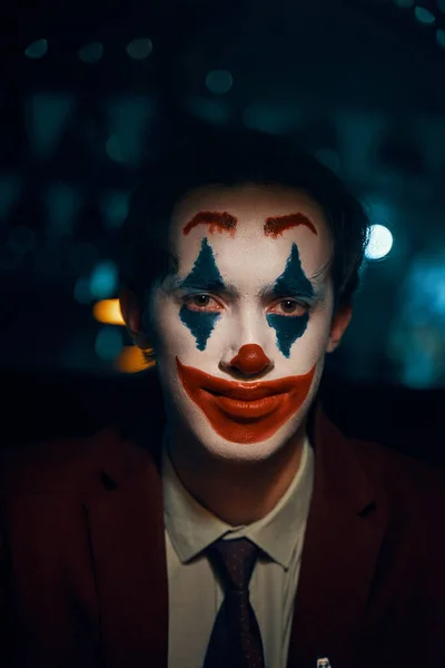 Man Pak Das Met Joker Make Kijkt Naar Camera Halloween — Stockfoto