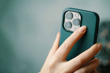Kadın eli iPhone 13 profesyonel. Üçlü lens kamerası olan akıllı telefon Ultra Geniş, Geniş ve Telephoto. Reklam uygulamaları ve fotokopi alanı olan cihazlar için fotoğraflar. Bishkek, Kırgızistan - 24 Ocak 2022