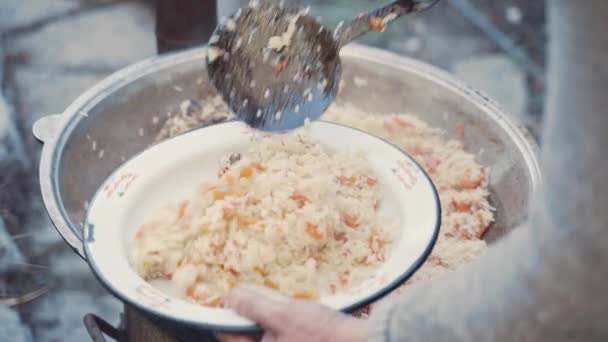Άτομο Διοχετεύει Μεγάλη Ποσότητα Πιλάφι Πιάτο Από Καζάνι Πιάτα Ανατολίτικης — Αρχείο Βίντεο