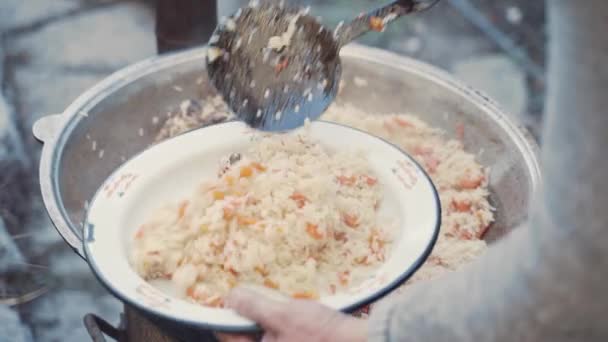 Person Löffelt Große Portion Pilaf Teller Aus Kessel Gericht Der — Stockvideo