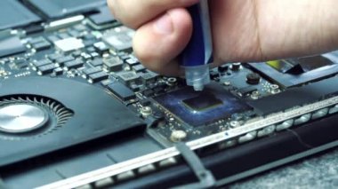Bilgisayar teknisyeni, hava soğutması için bir şırıngadaki termal macunu Cpu ya da GPu 'ya uyguluyor. Bilgisayar onarım servisi