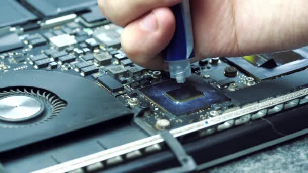 Technicien Informatique Applique Pâte Thermique Une Seringue Sur Processeur Gpu — Video