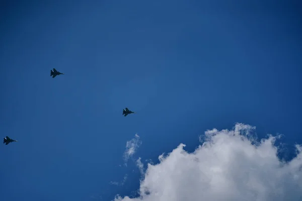ロシアの軍用機のグループは 雲を背景に青空にエアロビクスを示しています 街中の空軍のパレード — ストック写真