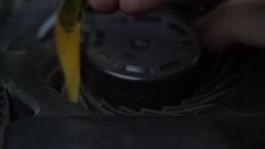 İnsan eli, soğutucu oyun konsolu veya dizüstü bilgisayarındaki tozu yavaş çekimde, sarı fırçayla temizler. 