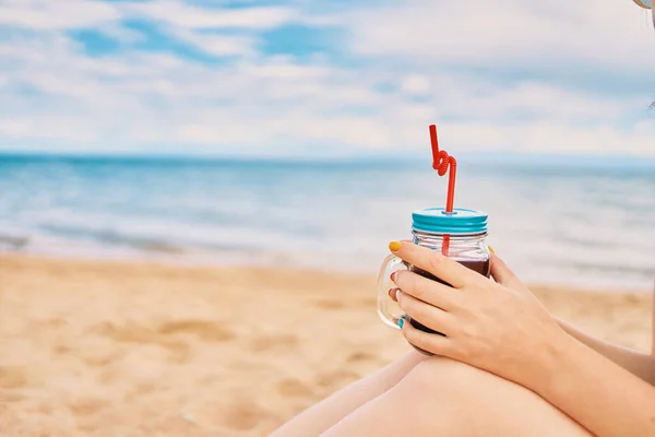 Femme Assise Sur Plage Mer Avec Cocktail Alcoolisé Pot Verre — Photo