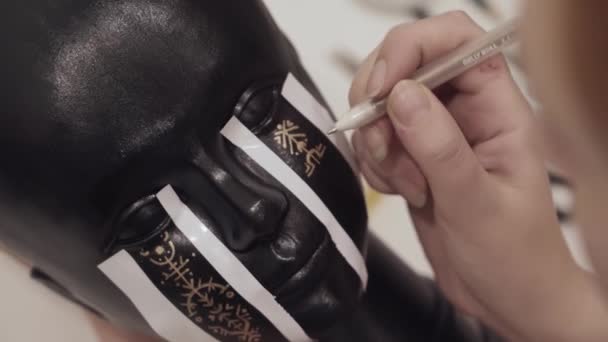Τραπέζι Εργασίας Του Καλλιτέχνη Προετοιμασία Για Επίδειξη Μόδας Διακόσμηση Βιτρίνας — Αρχείο Βίντεο