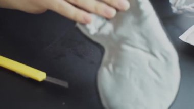 Ellerinizi açın ve paketi siyah masanın üzerinde gösterin. Bir gecelik istirahat için suç ortağı. İnternetten ipek kumaş uyku maskesi alınmış. Posta paketi.
