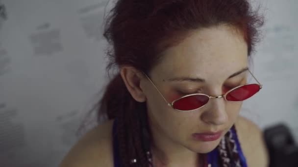 Gyönyörű Vörös Hajú Lány Napszemüvegben Színes Lencsével Kamerába Néz Mosolyog — Stock videók