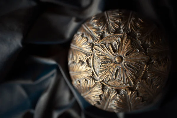 Bola Dourada Esculpida Decorativa Fundo Seda — Fotografia de Stock