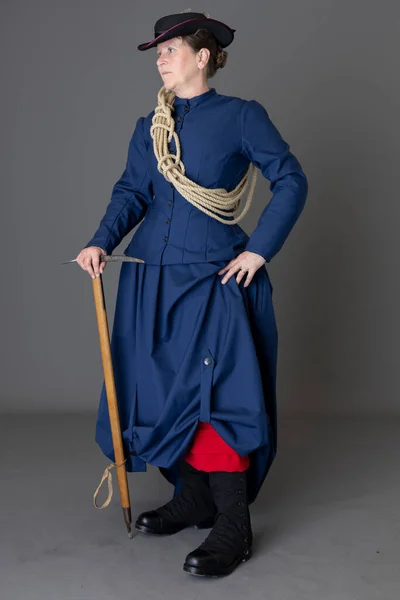 Victorian Woman Wearing Mountaineering Ensemble — Stock Photo, Image