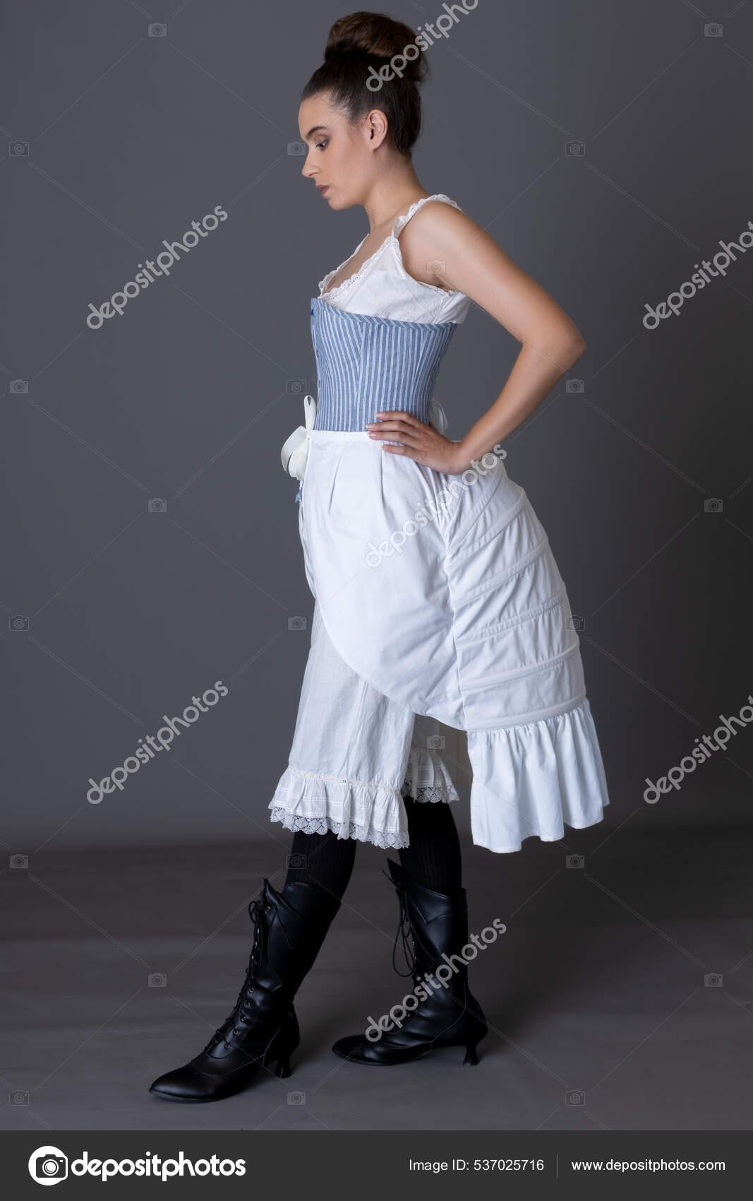 Eine Viktorianische Frau Ihrer Unterwäsche Die Aus Einer Reihe Von -  Stockfotografie: lizenzfreie Fotos © kathysg 537025716