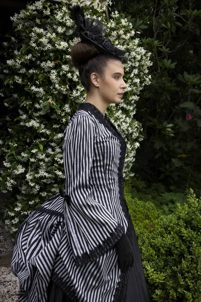 Wiktoriańska Kobieta Ubrana Jedwabny Polonez Paski Czarną Spódnicę Spacerująca Ogrodzie — Zdjęcie stockowe