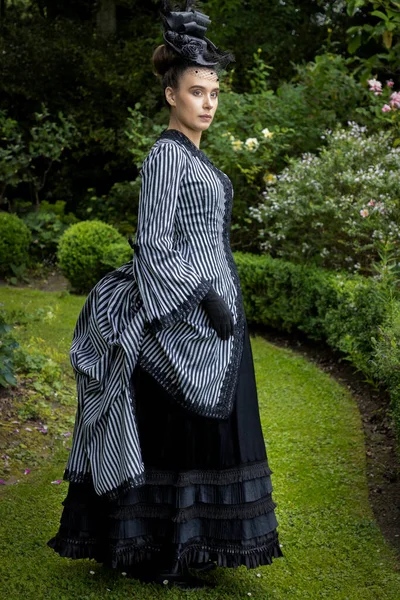 Een Victoriaanse Vrouw Draagt Een Gestreepte Zijden Polonaise Zwarte Rok — Stockfoto