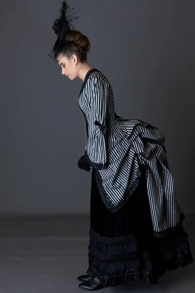 Μια Βικτωριανή Γυναίκα Που Φοράει Ριγέ Μεταξωτή Πολονέζ Μαύρη Φούστα — Φωτογραφία Αρχείου