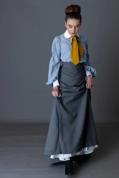 Працівниця Едвардського Робітничого Класу Одягнена Смугасту Бавовняну Блузку Гірчичним Жовтим — стокове фото