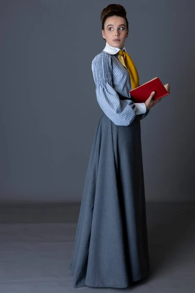 Edwardowska Kobieta Pracująca Pasiastej Bawełnianej Bluzce Musztardowym Żółtym Krawatem Szarą — Zdjęcie stockowe