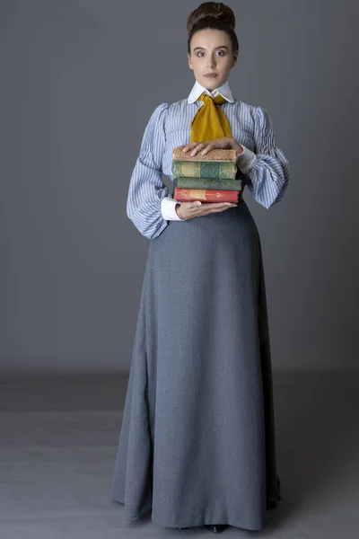 Працівниця Едвардського Робітничого Класу Одягнена Смугасту Бавовняну Блузку Гірчичним Жовтим — стокове фото