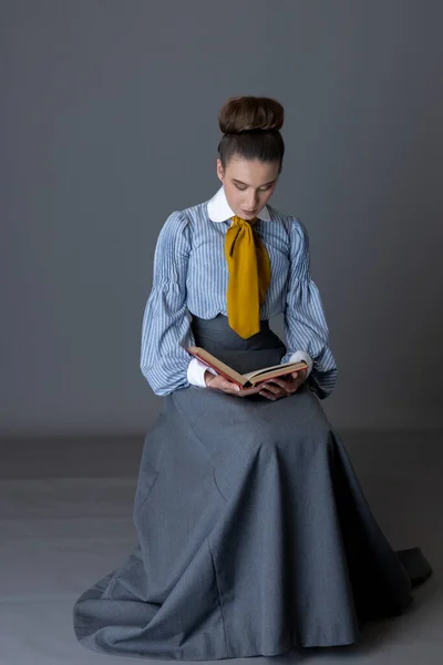 Een Edwardiaanse Arbeidersklasse Vrouw Met Een Gestreepte Katoenen Blouse Met — Stockfoto