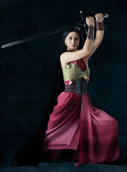 または他のファンタジーキャラクター の戦士の女性は レースボディスとドレープスカートを着用し 剣を保持 — ストック写真