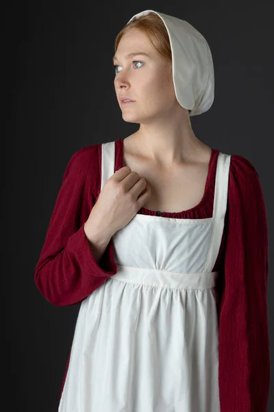 Kırmızı Keten Elbise Giyen Önlüklü Şapkalı Bir Hizmetli Stüdyo Arkaplanına — Stok fotoğraf