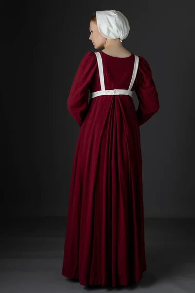 Una Sirvienta Regencia Con Vestido Lino Rojo Con Delantal Una —  Fotos de Stock
