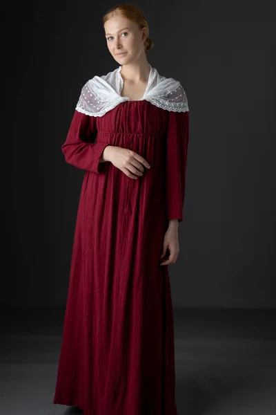 Uma Mulher Regência Vestindo Vestido Linho Vermelho Com Xale Modéstia — Fotografia de Stock
